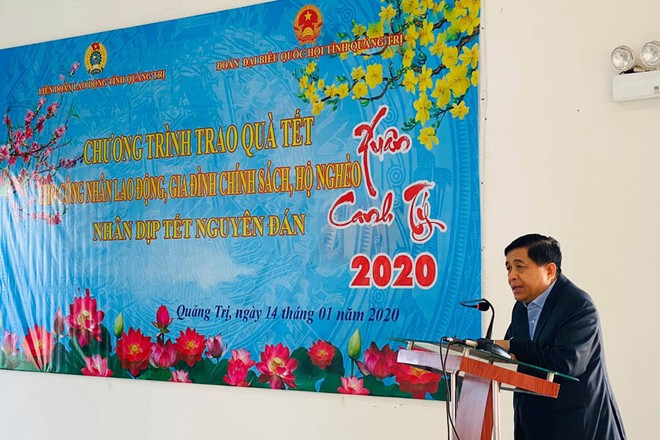 Bộ trưởng Nguyễn Chí Dũng chúc Tết, tặng quà chiến sĩ, công nhân, gia đình chính sách tỉnh Quảng Trị ảnh 2