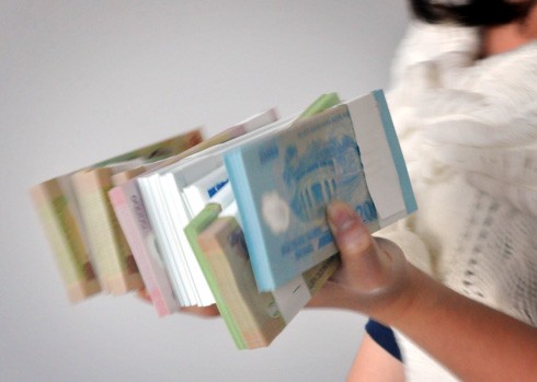 Nhân viên ngân hàng chóng mặt vì đổi tiền Tết ảnh 1