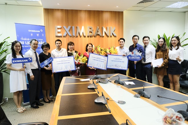 ng Đào Hồng Châu (Thứ hai bên trái) – Phó Tổng Giám đốc Eximbank trao giải thưởng cho đại diện của các Khách hàng Doanh nghiệp trúng thưởng