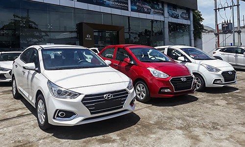 Hyundai Accent và Grand I10 tại đại lý ở Hà Nội.