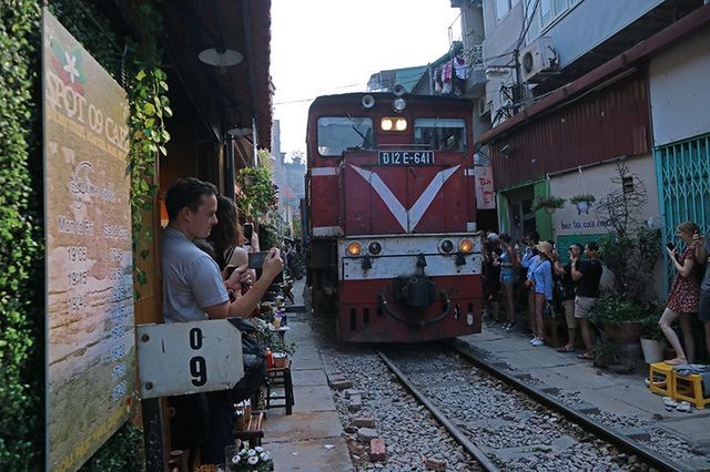 Quán cà phê “thách thức tử thần”, đông nghẹt khách du lịch ở Hà Nội ảnh 10