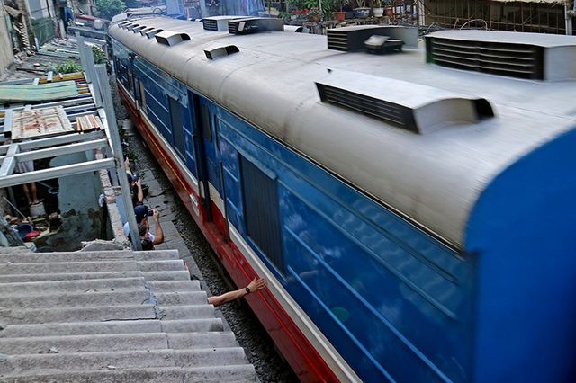 Quán cà phê “thách thức tử thần”, đông nghẹt khách du lịch ở Hà Nội ảnh 12