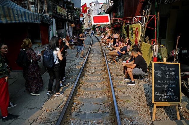 Quán cà phê “thách thức tử thần”, đông nghẹt khách du lịch ở Hà Nội ảnh 1