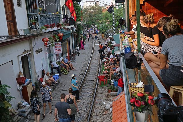 Quán cà phê “thách thức tử thần”, đông nghẹt khách du lịch ở Hà Nội ảnh 4