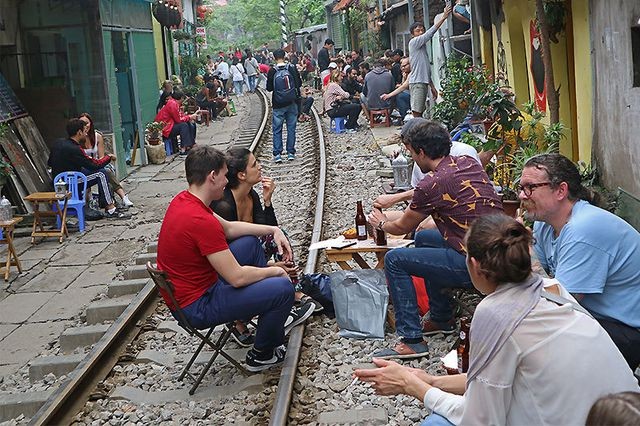 Quán cà phê “thách thức tử thần”, đông nghẹt khách du lịch ở Hà Nội ảnh 6