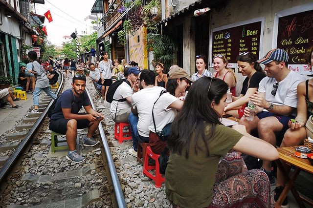 Quán cà phê “thách thức tử thần”, đông nghẹt khách du lịch ở Hà Nội ảnh 7