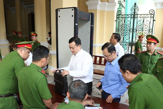 Những hình ảnh trong ngày đầu xét xử cựu Phó chủ tịch UBND TP.HCM Nguyễn Hữu Tín ảnh 3