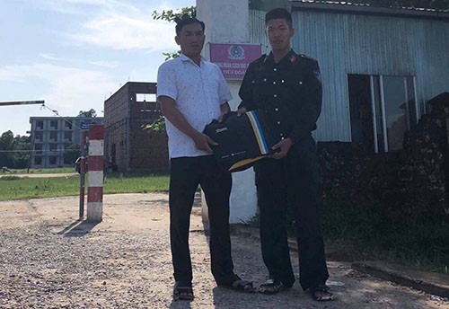 Chiến sĩ Vũ trả lại túi xách cho anh Công.