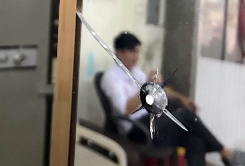Viên đạn găm trên cột bêtông bọc gương của ngân hàng. Ảnh: Kh.Uyên.