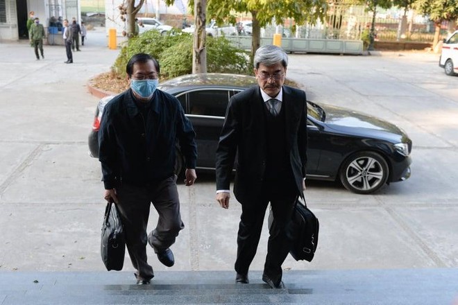 Ông Vũ Huy Hoàng đến tòa.