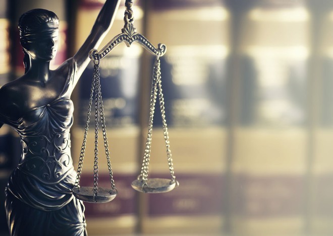 Ngay cả khi chứng minh được đương sự không biết tiền đó là bất hợp pháp thì đương sự cũng vất vả với quá trình tố tụng. Ảnh Shutterstock.