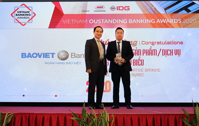 Ông Hồ Xuân Tùng – Giám đốc Chi nhánh TP.HCM, kiêm Trưởng Văn phòng đại diện TP.HCM đại diện BAOVIET Bank nhận giải