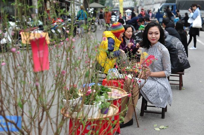 Thiếu nữ xúng xính váy áo xuống phố checkin ngày Tết cổ truyền ảnh 3