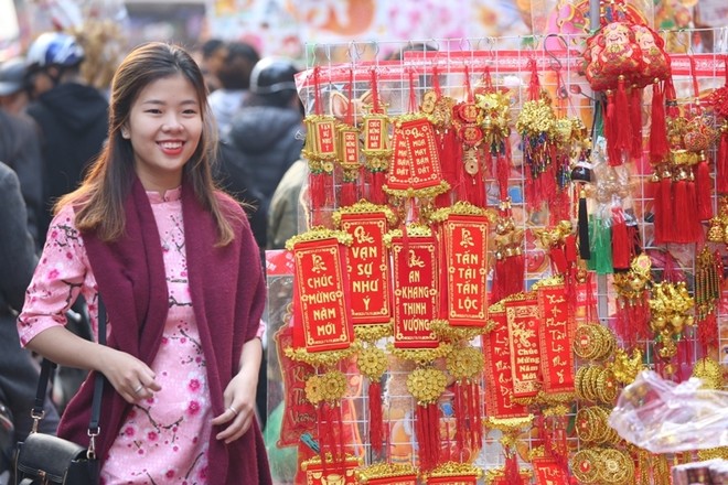 Thiếu nữ xúng xính váy áo xuống phố checkin ngày Tết cổ truyền ảnh 2