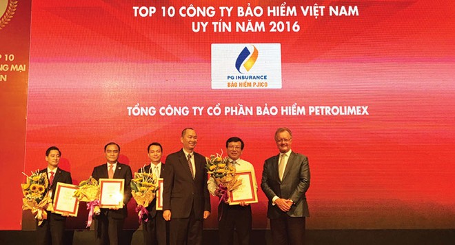 Ông Lê Thanh Đạt - Phó tổng giám đốc PJICO nhận chứng nhận Top 10 doanh nghiệp bảo hiểm Việt Nam uy tín năm 2016