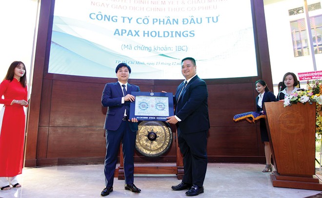 Ông Nguyễn Ngọc Thủy, Chủ tịch IBC (bên trái) nhận Quyết định niêm yết của DN từ ông Nguyễn Vũ Quang Trung, Phó tổng giám đốc phụ trách Ban điều hành Sở GDCK TP. HCM