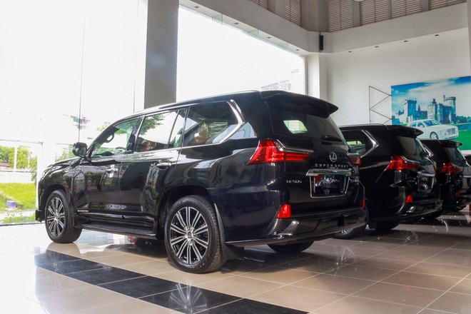 Lexus LX570 Super Sport giá gần 10 tỷ tại Việt Nam ảnh 1