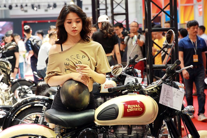 Chân dài hội tụ bên “bom tấn” Vinfast, Mitsubishi, Harley Davidson, Triumph tại Vietnam AutoExpo 2019 ảnh 9
