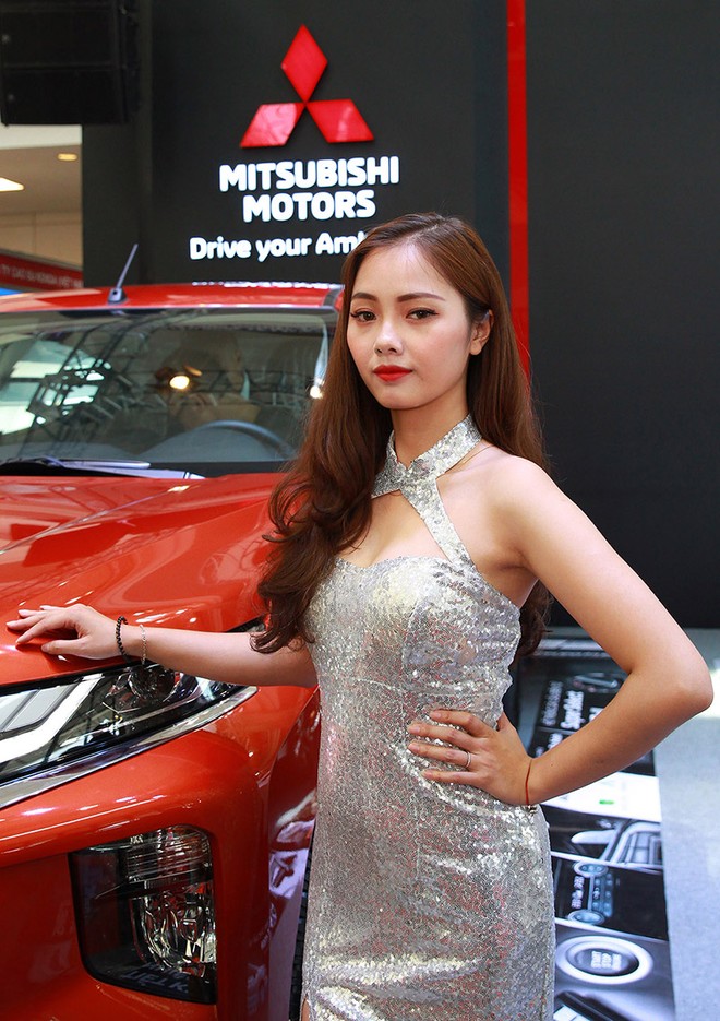 Chân dài hội tụ bên “bom tấn” Vinfast, Mitsubishi, Harley Davidson, Triumph tại Vietnam AutoExpo 2019 ảnh 14