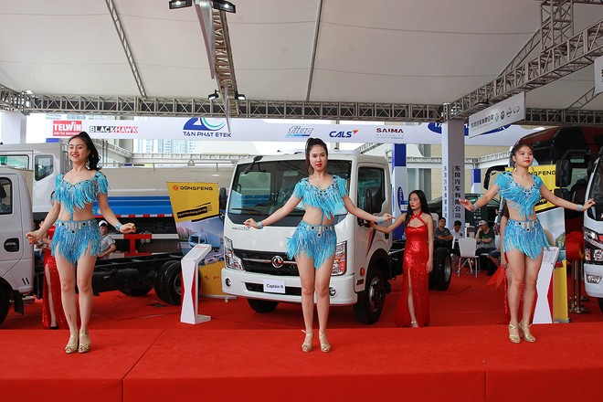 Chân dài hội tụ bên “bom tấn” Vinfast, Mitsubishi, Harley Davidson, Triumph tại Vietnam AutoExpo 2019 ảnh 17