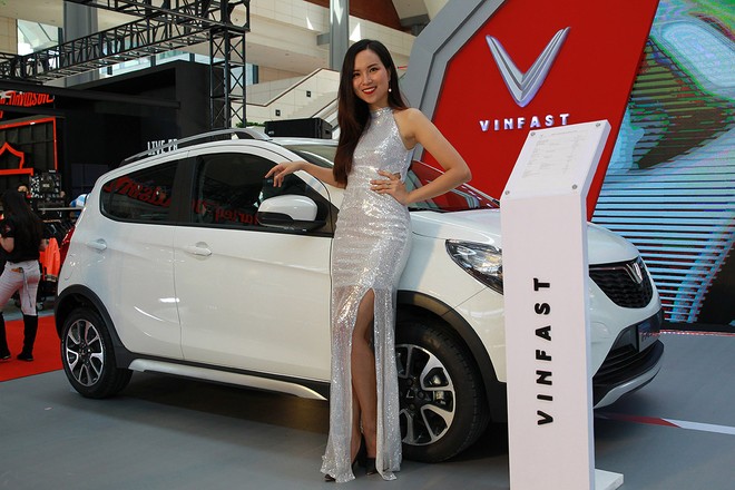 Chân dài hội tụ bên “bom tấn” Vinfast, Mitsubishi, Harley Davidson, Triumph tại Vietnam AutoExpo 2019 ảnh 25