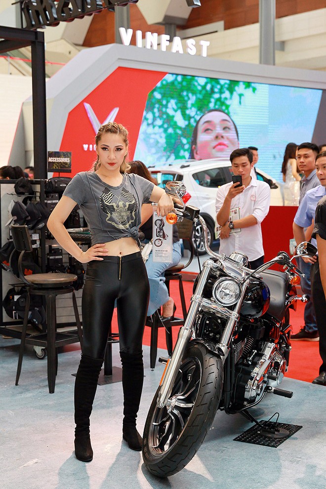 Chân dài hội tụ bên “bom tấn” Vinfast, Mitsubishi, Harley Davidson, Triumph tại Vietnam AutoExpo 2019 ảnh 6