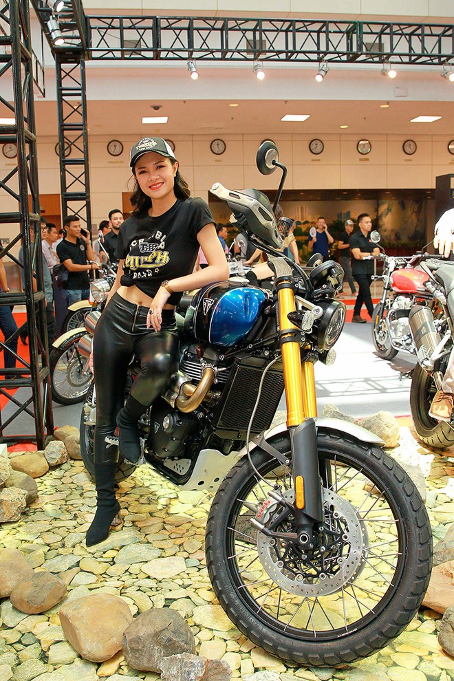 Chân dài hội tụ bên “bom tấn” Vinfast, Mitsubishi, Harley Davidson, Triumph tại Vietnam AutoExpo 2019 ảnh 8