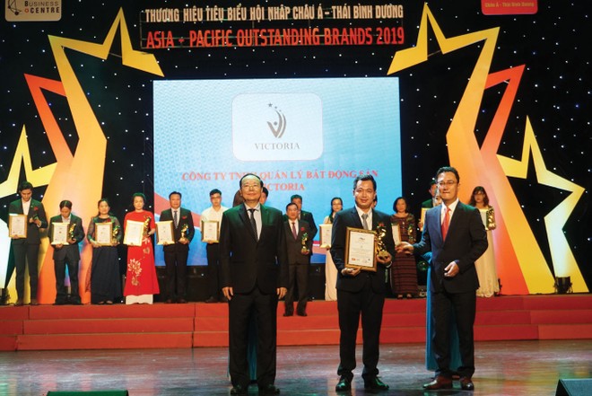 Đại diện Công ty Victoria vinh dự đón nhận Giải thưởng “Thương hiệu tiêu biểu hội nhập châu Á - Thái Bình Dương năm 2019” vào ngày 22/6/2019