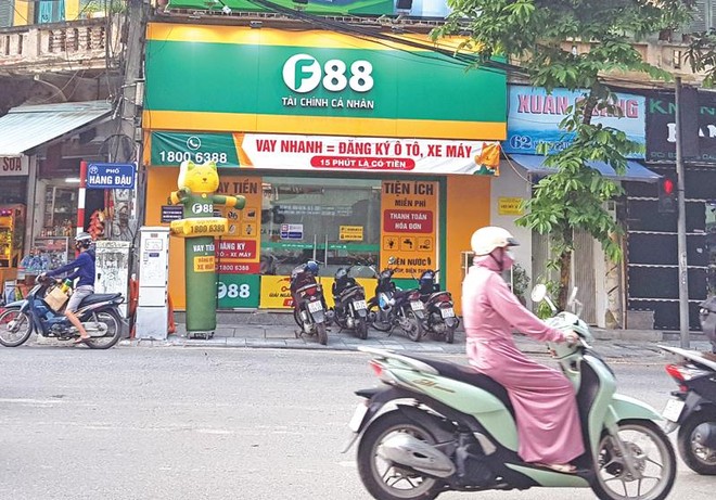 Ngoài lãi suất cao, F88 còn yêu cầu người vay phải mua bảo hiểm vật chất ô tô, xe máy và bảo hiểm bảo vệ thu nhập gia đình.