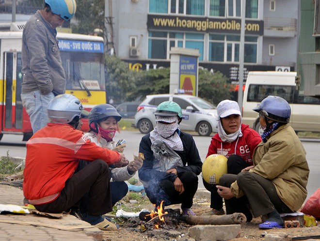 6 độ C, người Hà Nội đốt lửa chống giá lạnh