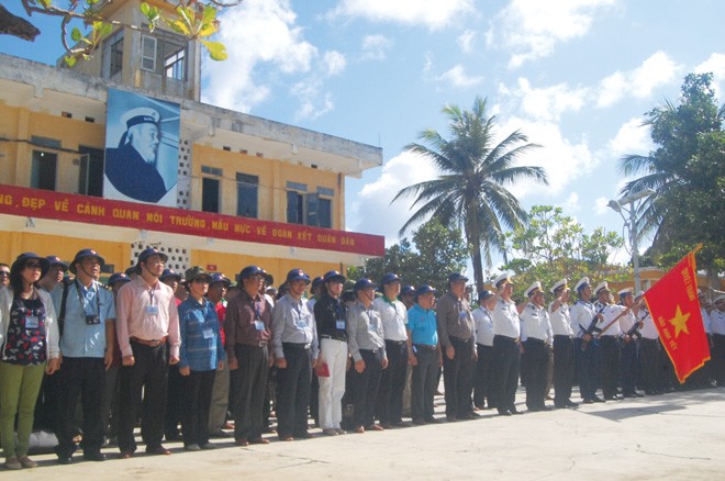 Bác vẫn cùng chúng cháu hành quân (Lễ chào cờ trên đảo Nam Yết sáng mùng 5/5/2014)