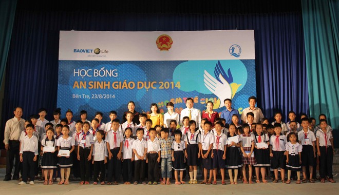 Hàng trăm suất học bổng của Bảo Việt Nhân thọ đến với trẻ em nghèo dịp khai trường 