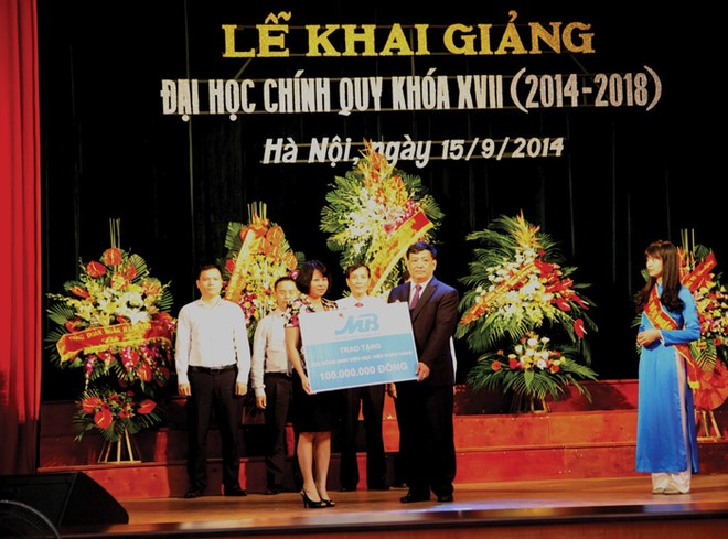 MB trao học bổng cho sinh viên Học viện Ngân hàng