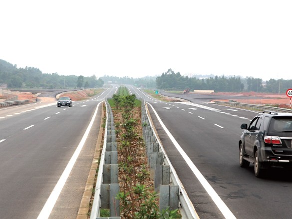 Tuyến đường cao tốc Nội Bài - Lào Cai mở ra cơ hội lớn cho phát triển kinh tế - xã hội các địa phương khu vực Tây Bắc. Ảnh: A.M