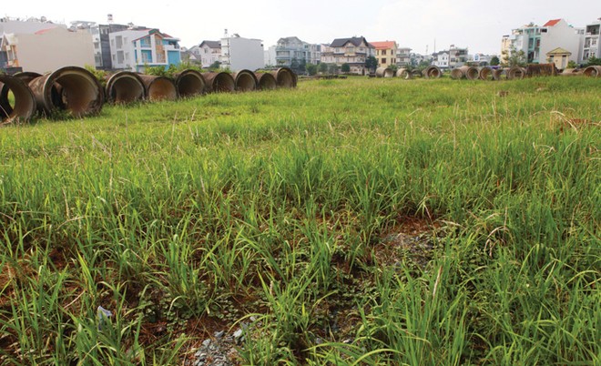 Nhiều lô đất mua thời sốt sình sịch, giờ muốn tống đi cho nhẹ nợ cũng không dễ - Ảnh minh họa: Lê Toàn