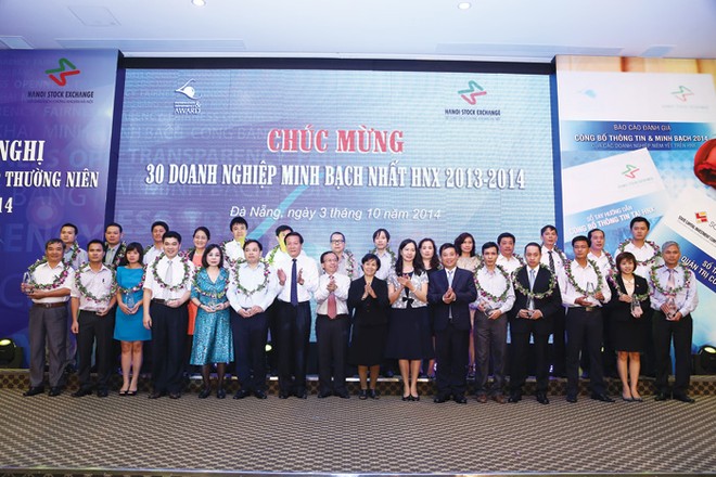 Lãnh đạo UBCK, HNX cùng nhiều quan khách chúc mừng các DN minh bạch trên HNX 2014