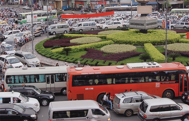 Mật độ phương tiện giao thông dày đặc, chuyện trầy xước xe như cơm bữa  