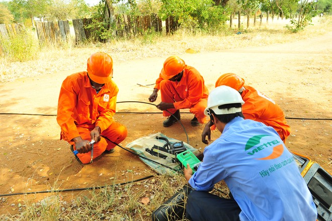 Cán bộ Viettel trao đổi với đồng nghiệp tại châu Phi