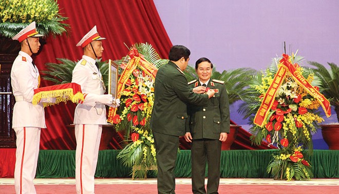 Thừa ủy quyền của Chủ tịch nước, Đại tướng Phùng Quang Thanh, Ủy viên Bộ Chính trị, Bộ trưởng Bộ Quốc phòng trao Huân chương Lao động hạng Ba cho Thiếu tướng Lê Công, Tổng giám đốc MB trong Lễ kỷ niệm 20 năm thành lập Ngân hàng