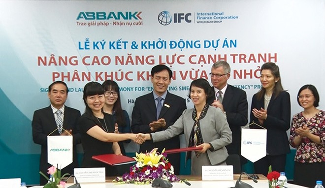 Bà Nguyễn Thị Ngọc Mai - Phó tổng giám đốc ABBANK và bà Nguyễn Hạnh Nam - Phụ trách khối khách hàng định chế tài chính tại khu vực Mekong của IFC ký kết hợp đồng tư vấn Dự án Nâng cao năng lực cạnh tranh phân khúc khách hàng SME