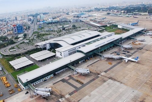Cảng hàng không quốc tế Tân Sơn Nhất hiện có 2 đường cất hạ cánh