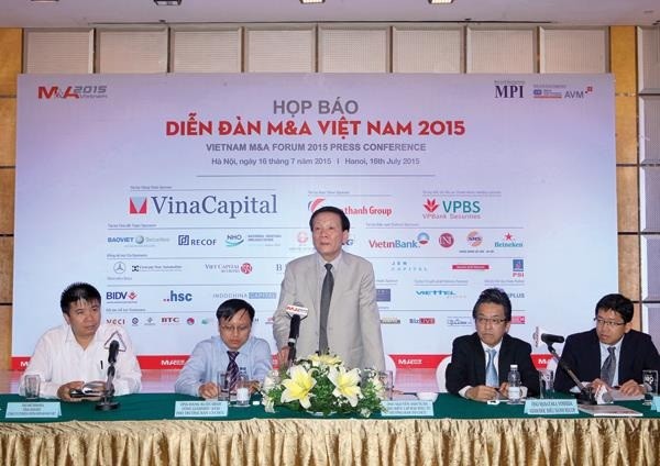 TS. Nguyễn Anh Tuấn, Tổng biên tập Báo Đầu tư, Trưởng ban Tổ chức Diễn đàn M&A 2015 phát biểu tại buổi họp báo. Ảnh: Chí Cường