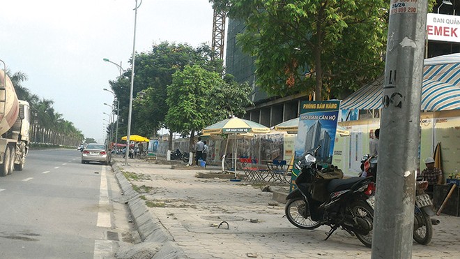 Chân Dự án Gemek Tower biến thành khu “chợ” bất động sản theo đúng nghĩa đen, với sự tham gia của 3 đơn vị phân phối và vài chục nhân viên bán hàng túc trực.