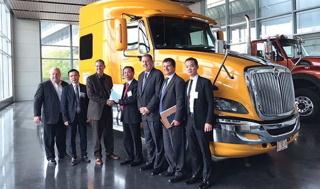 Ông Đỗ Hữu Hạ, Chủ tịch Tập đoàn Hoàng Huy (đứng giữa) và các lãnh đạo của Navistar