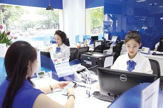 Ngoài việc số hóa ngân hàng, các ngân hàng đã và đang đầu tư vào CNTT, các phần mềm và giải pháp ngân hàng lõi