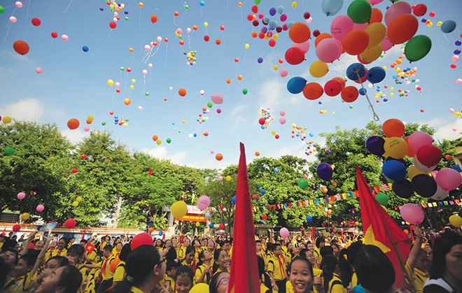 Trong nền kinh tế lấy tri thức làm nguồn lực chủ yếu thì dân tộc ta có ưu thế, bởi năng lực trí tuệ của học sinh Việt Nam trong các trường tiểu học và đại học không thua kém học sinh các nước khác.
