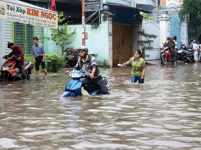 Nhiều khu vực của TP.HCM vẫn đang bị triều cường nhấn chìm. Ảnh: Lê Toàn