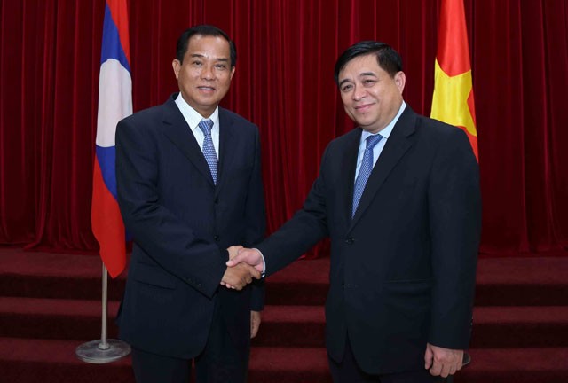 Bộ trưởng Bộ Kế hoạch và Đầu tư Việt Nam Nguyễn Chí Dũng (bên phải) và Bộ trưởng Bộ Kế hoạch và Đầu tư Lào Suphan Keomisay (Ảnh: Đức Trung)