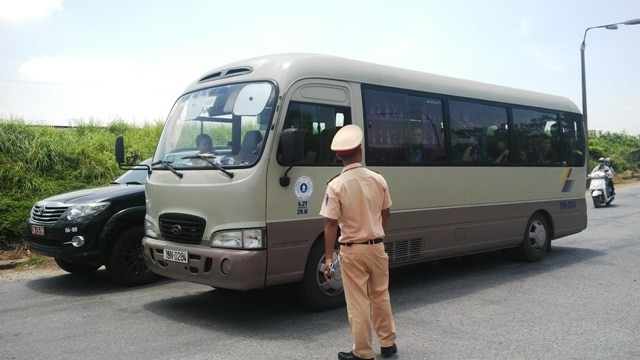 Cảnh sát giao thông bất lực chặn xe vượt biển cấm đi vào cầu Việt Trì cũ - Ảnh chụp lúc 11h ngày 8/8/2016