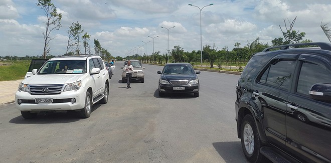 Nhiều dự án bất động sản tại Đồng Nai đang được giới đầu tư săn tìm. Trong ảnh, khách hàng đang tìm hiểu tại Dự án Khu đô thị Long Hưng. ảnh: Tăng Triển